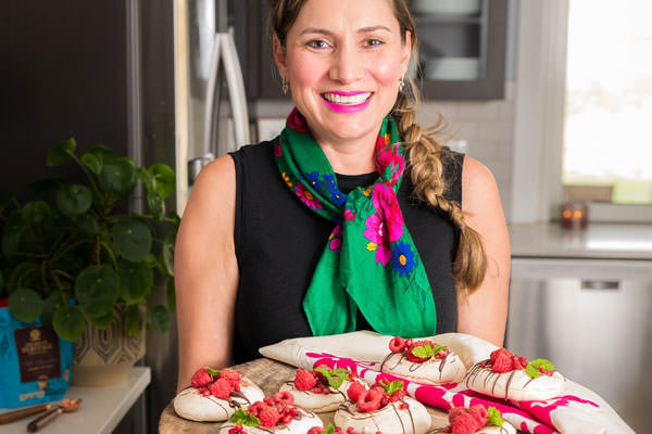 Lola Dweck holding a tray of pavlovas